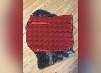 Rote Covalliero Dressur Schabracke
