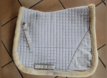 weiße DR Schabracke von BUSSE - innen halber mit weichem Fell gepolstert