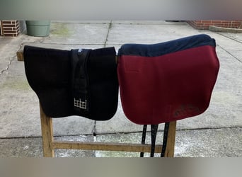 Filzsattel Set, Isabell Steiner, Sonderfarben schwarz/bordeaux
