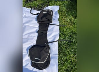 Paket: Reitzubehör, Tasche, Riemen, Trensen, ...