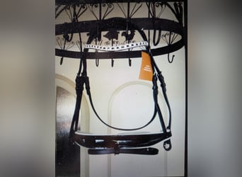 Wunderschöne anatomische Trense aus Lackleder mit Strasssteinchen