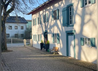 Denkmalprämiertes Jurahaus mit Pferdehof und erstklassiger Reithalle