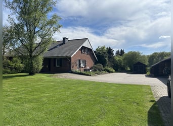 Großzügiges Landhaus mit Pferdehaltung, Reitplatz und traumhaften Parkgarten in Alleinlage