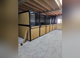 Innen und außen Stall. 