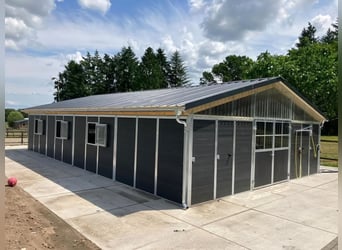 Innen und außen Stall. 