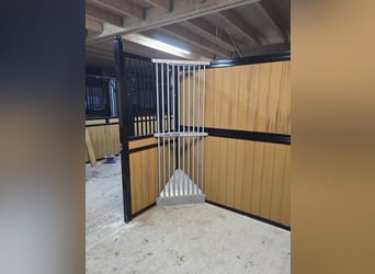 Innen und außen Stall. 