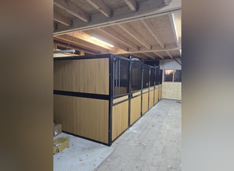 Innen und außen Stall. 