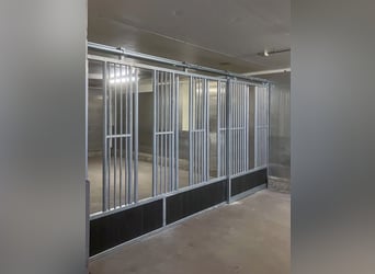 Innen und außen Stall. 