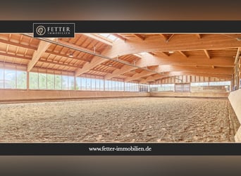 Reitanlage in Bayern mit historischem Wohnhaus und gepflegten Trainingsbedingungen!