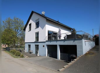 Reitsportanlage mit hochwertigem und modernem Einfamilienhaus und fünf Hektar Land
