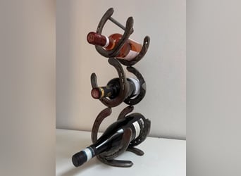 Weinregal aus Hufeisen – handgefertigtes Unikat für 3 Flaschen