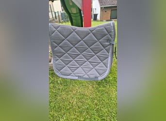 2 Pferdeboxen mit Inhalt