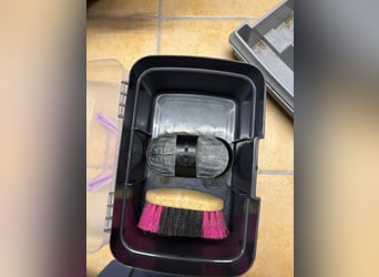 2 Pferdeboxen mit Inhalt