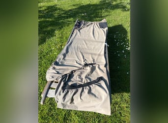 2 Pferdeboxen mit Inhalt