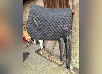 2 Pferdeboxen mit Inhalt