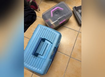 2 Pferdeboxen mit Inhalt