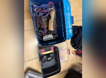 2 Pferdeboxen mit Inhalt