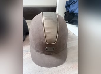 Neuer Reithelm von Knightsbridge