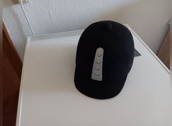 Reithelm und Handschuhe 