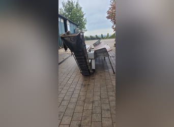Pelletföderband mit Kistenfüller