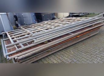 Boxen Trennwände und Türen mit Bongossiholzfüllung