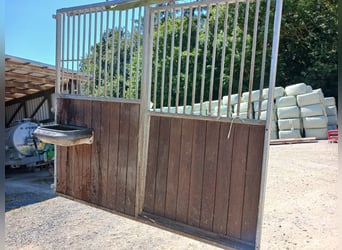 Gut erhaltene Boxenwände aus Bongossi-Holz verzinkt