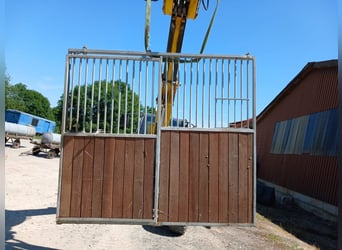 Gut erhaltene Boxenwände aus Bongossi-Holz verzinkt