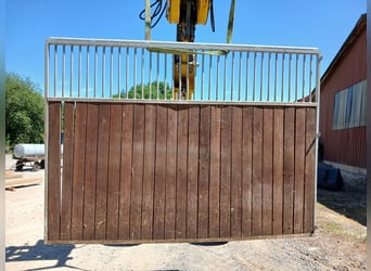 Gut erhaltene Boxenwände aus Bongossi-Holz verzinkt