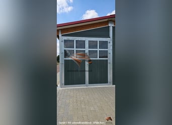 Pferdestall bauen aus Kunststoff – Pferdebox und Außenstall | Stallungen & Offenstall kaufen
