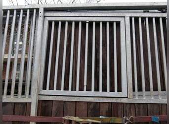 Stabile gebrauchte Fronten und eine Trennwand 