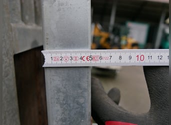 Stabile gebrauchte Fronten und eine Trennwand 