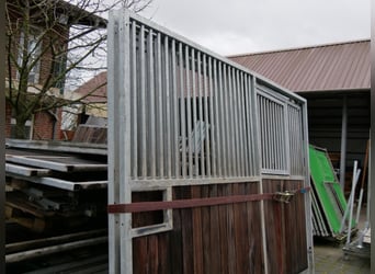 Stabile gebrauchte Fronten und eine Trennwand 