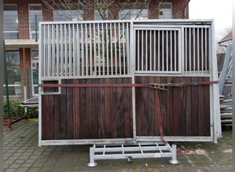 Stabile gebrauchte Fronten und eine Trennwand 