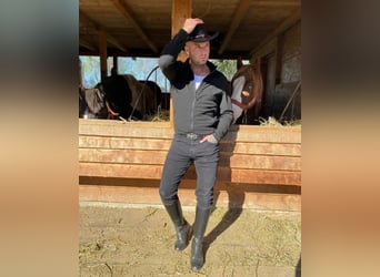 Pferdepflegerhelfer, Stallhilfe und Hofarbeiter mit Referenzen sucht Arbeit