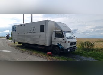 Man samochód transportujący konie z przyczepą do przewozu koni i namiotem stajennym