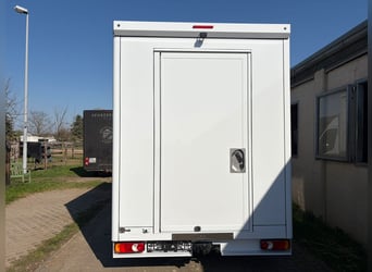 Nowy dwupojazdowy transporter dla koni