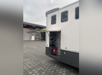 Przyczepa kempingowa dla 3 koni