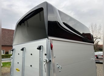 Humbaur Pferdeanhänger Equitos Alu Plus Black 2000 2,0t Sattelkammer 100km/h Hecktür schwenkbar