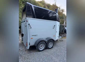 Humbaur Xanthos Aero 2400 – przyczepa do przewozu 2 koni z siodlarnią