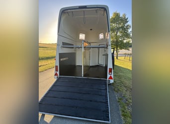 Przyczepa do przewozu koni Humbaur Atis, pełny polietylen, aluminiowa podłoga