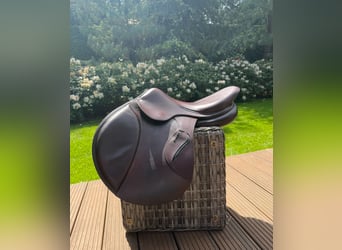 Siodło skokowe marki Antares w rozmiarze 17,5. Model Evolution-D