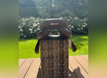 Siodło skokowe marki Antares w rozmiarze 17,5. Model Evolution-D