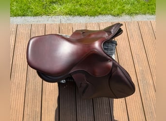 Siodło skokowe marki Antares w rozmiarze 17,5. Model Evolution-D