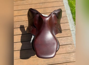 Siodło skokowe marki Antares w rozmiarze 17,5. Model Evolution-D