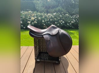 Siodło skokowe marki Antares w rozmiarze 17,5. Model Evolution-D