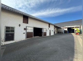 Historischer Vierkanthof mit Reitanlage
