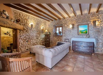 Mallorca: Finca mit Stallungen auf 15 Hektar Land und Ferienvermietlizenz