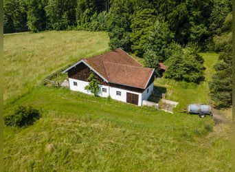 Malownicza posiadłość w Chiemgau – willa, 7 ha ziemi i stajnia, z potencjałem dla miłośników koni