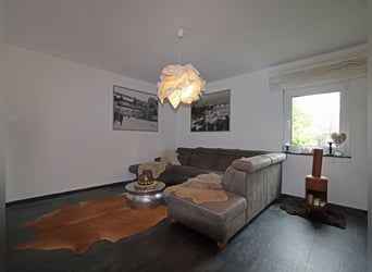 Reitsportanlage mit hochwertigem und modernem Einfamilienhaus und fünf Hektar Land