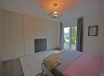 Reitsportanlage mit hochwertigem und modernem Einfamilienhaus und fünf Hektar Land